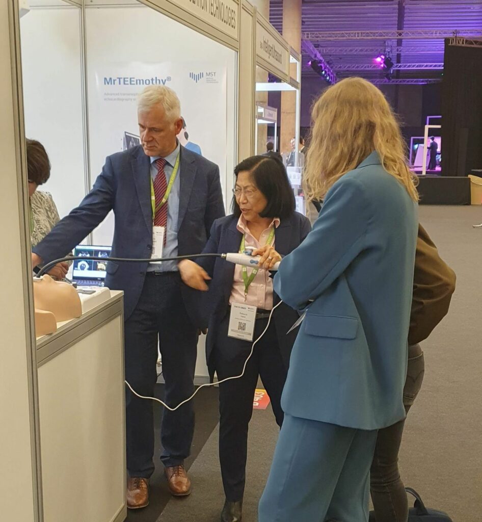 dr. Rebecca Hahn and prof. Andrzej Gackowski working on the MrTEEmothy during  Eacvi 2023 congress